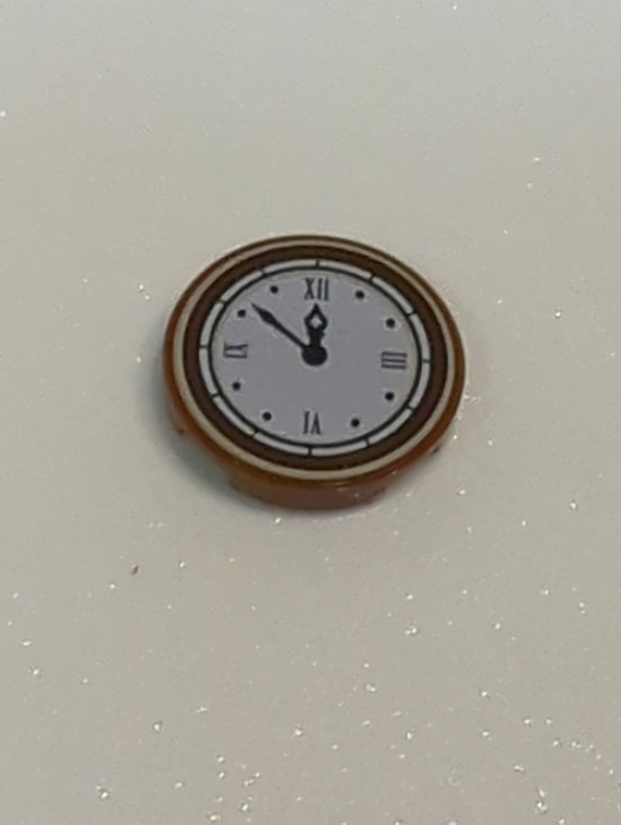 NEU Fliese, rund 2 x 2 mit unterem Noppenhalter mit Uhr mit römischen Zahlen Einfaches Muster neubraun