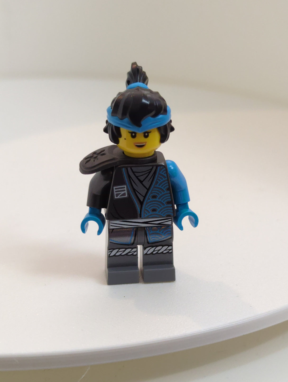 NEU Ninjago Minifigur Nya - Core, schwarze Haare, Schulterpolster njo743