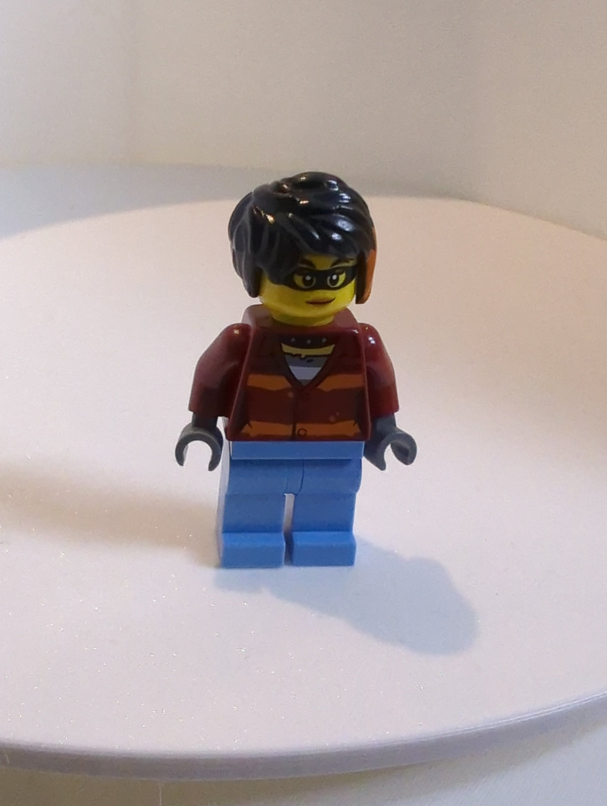 NEU City Minifigur Police Crook, weiblich - Daisy Kaboom Dunkelroter Torso mit orangefarbenen Streifen. und hellhellblaue Beine cty1379