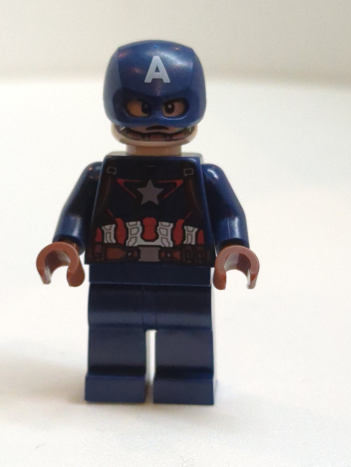 NEU Super Heroes Minifigur Captain America - sunkelblauer Anzug, neubraune Hände, Helm sh0736