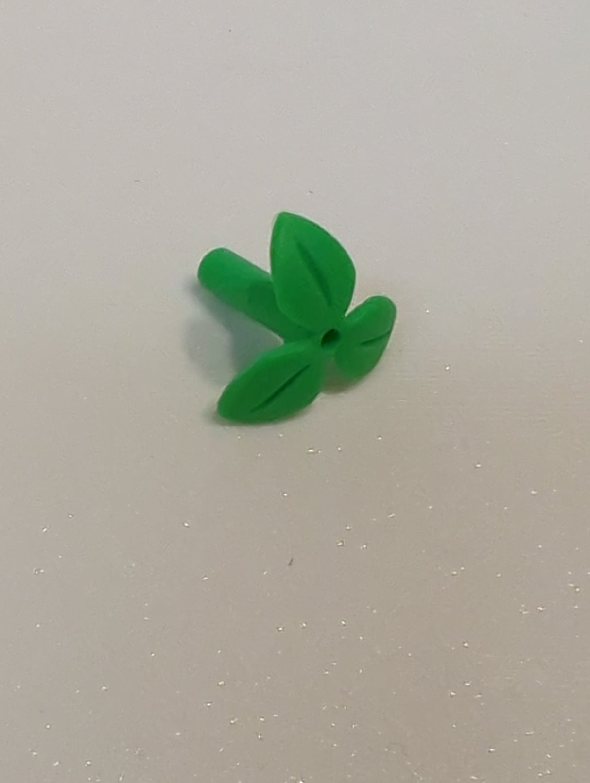 NEU Pflanzenstängel mit 3 Blättern auf einem Balken mit oberen und unteren Löchern mediumgrün