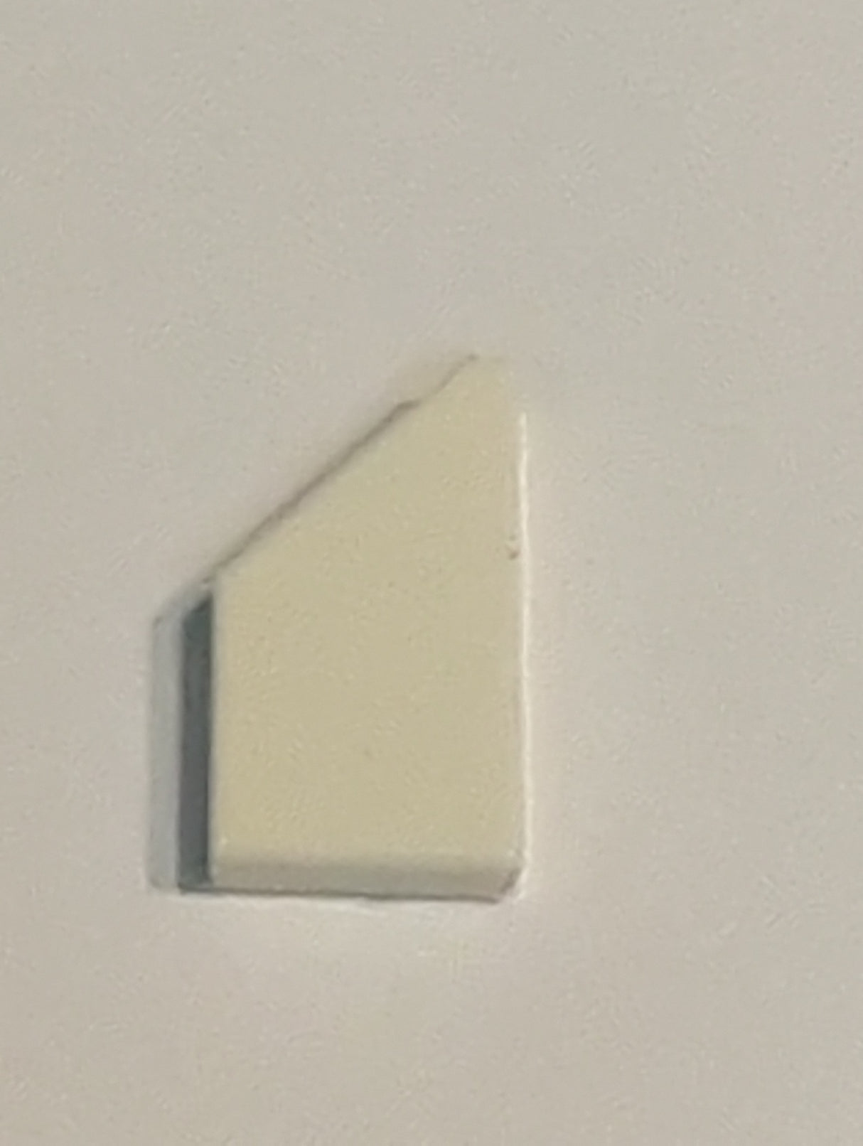 NEU Fliese, modifiziert 1 x 2 Keil links weiß