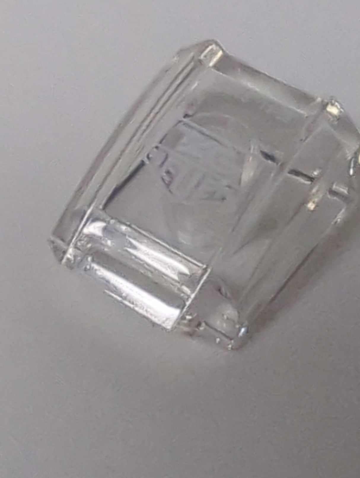 NEU Schräge, gekrümmte 2 x 2 Lippe mit weißem 'TAG HEUER'-Logo-Muster transparent weiß