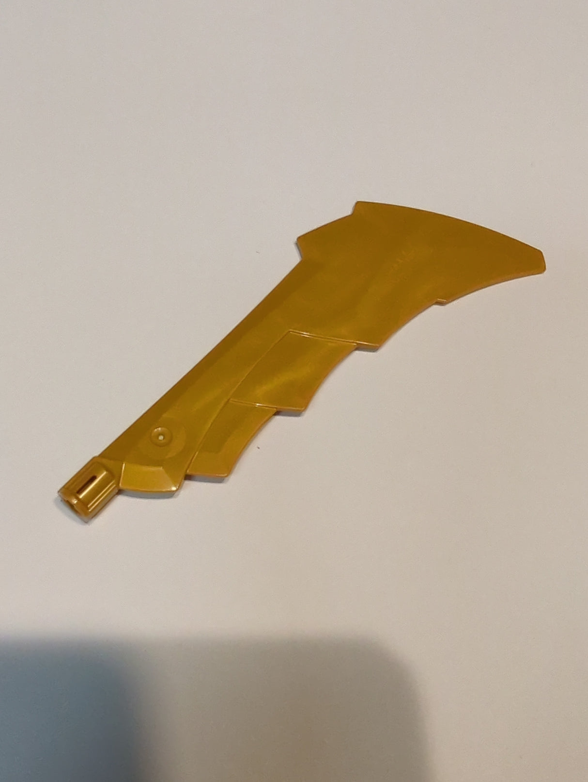 NEU Große Figurwaffe, gezahnte Klinge mit Achsloch pearlgold