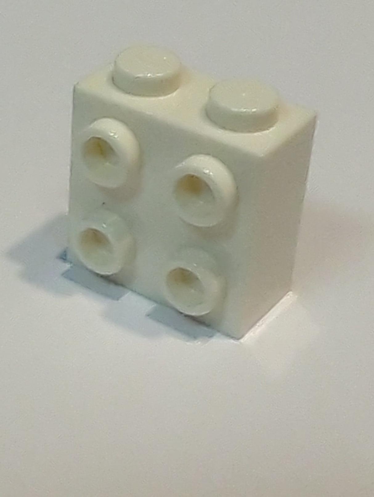 NEU Stein, modifiziert 1x2x1 2/3 mit Noppen an einer Seite weiß