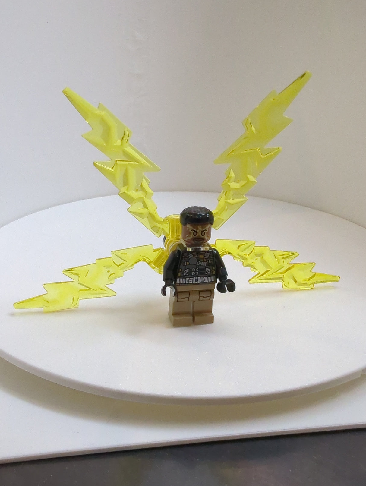 NEU Super Heroes Minifigur Electro - Schwarzes und dunkelbraunes Outfit, mittelbrauner Kopf, Elektrizitätsflügel sh0891