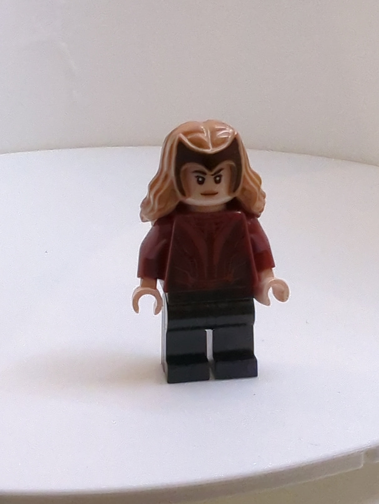 NEU Super Heroes Minifigur Scarlet Witch - schwarze Beine, Haare mit Tiara sh0831