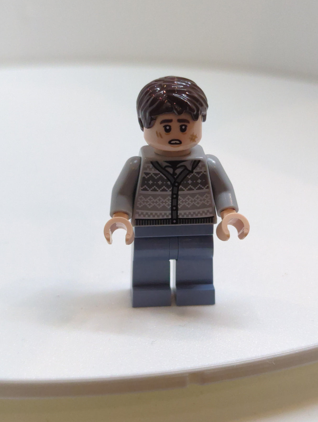 NEU Harry Potter Minifigur Neville Longbottom - Pulli, sandblaue Beine hp425