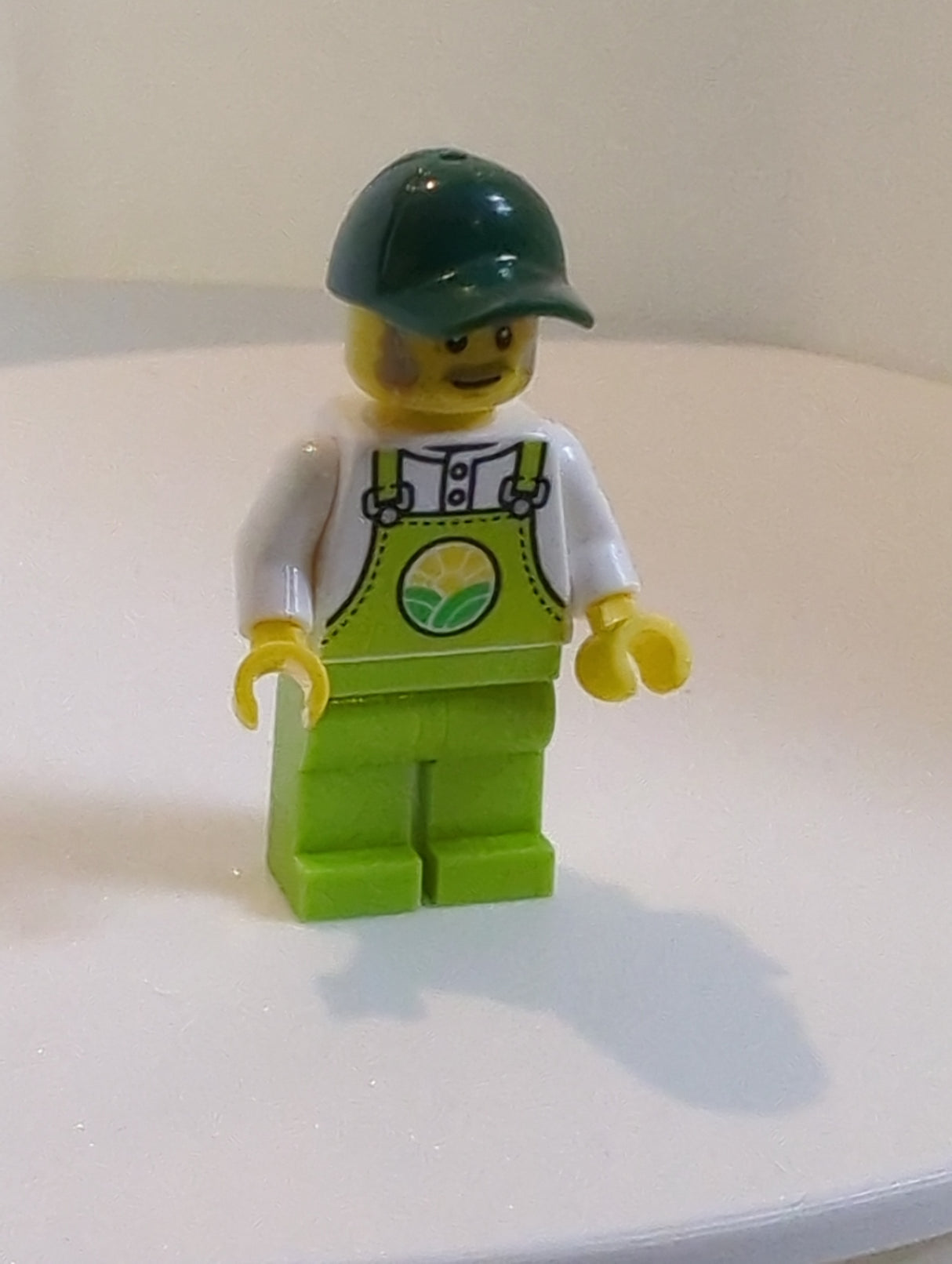 NEU City Minifigur Bauer Horace - lindgrüne Kleidung weißes Shirt, dunkelgrünes Cap cty1438
