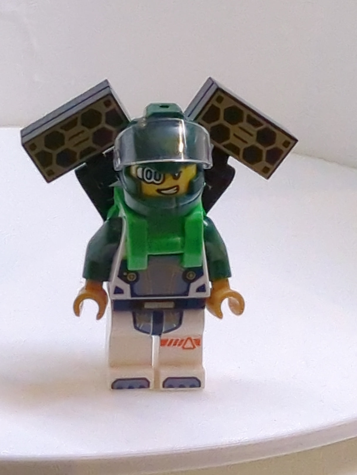 NEU City Minifigur Astronaut - männlich, dunkelgrüner Helm, Visier, Solar Paneele cty1696