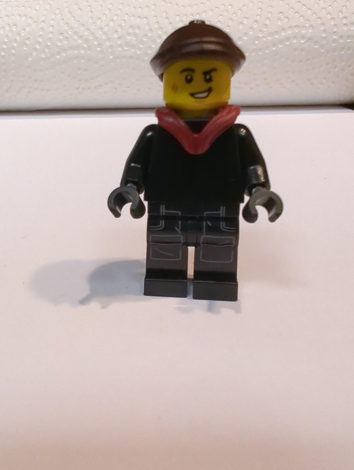 NEU Town Minifigur Tudor House Schornsteinfeger - Schwarzer Oberkörper und Beine mit dunkelblaugrauen Taschen, dunkelbraune Schiebermütze, dunkelrote Kapuze umgeklappt twn517