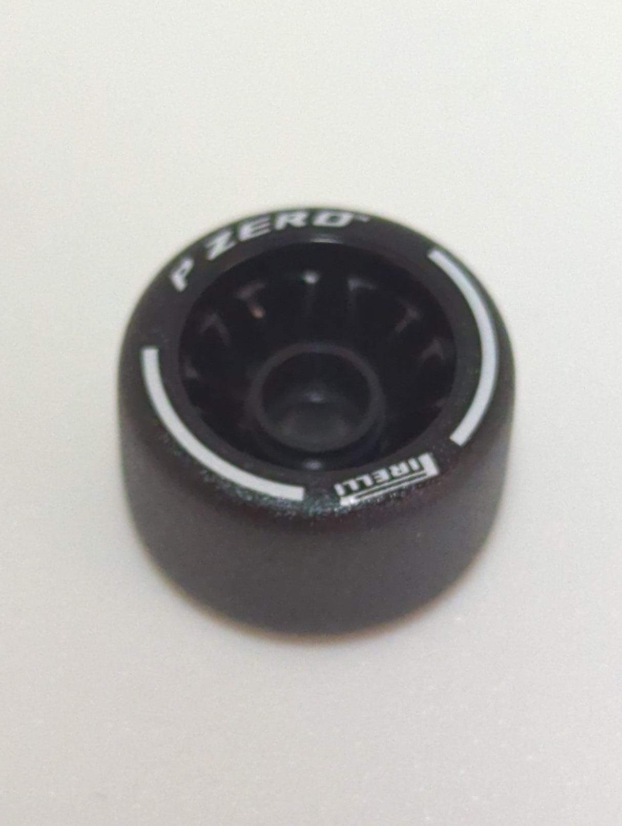 NEU Rad 24 x 14,9 mit Steckloch, mit geformtem schwarzem Hartgummireifen und aufgedrucktem weißen 'PIRELLI', 'P ZERO' und Bogenmuster