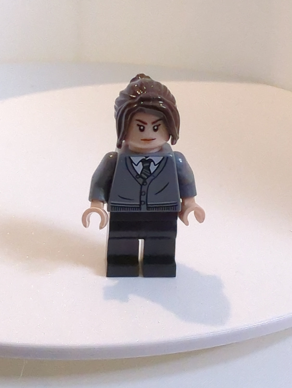 NEU Harry Potter Minifigur Pansy Parkinson - Slytherin Cardigan Pullover ohne Kamm, schwarze Beine hp400