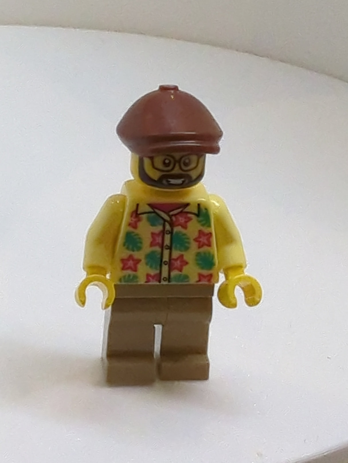 NEU City Minifigur Bus Passagier männlich, hellgelbles Shirt, dunkelbeige Beine, neubraunes Cap cty1772