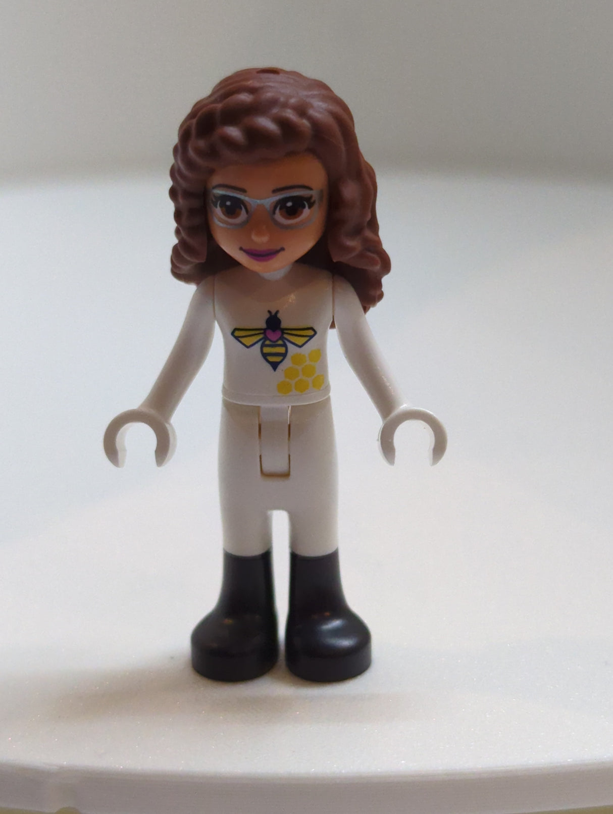 NEU Friends Minifigur Olivia (Nougat) - weißer Bienen Anzug und schwarze Stiefel frnd498