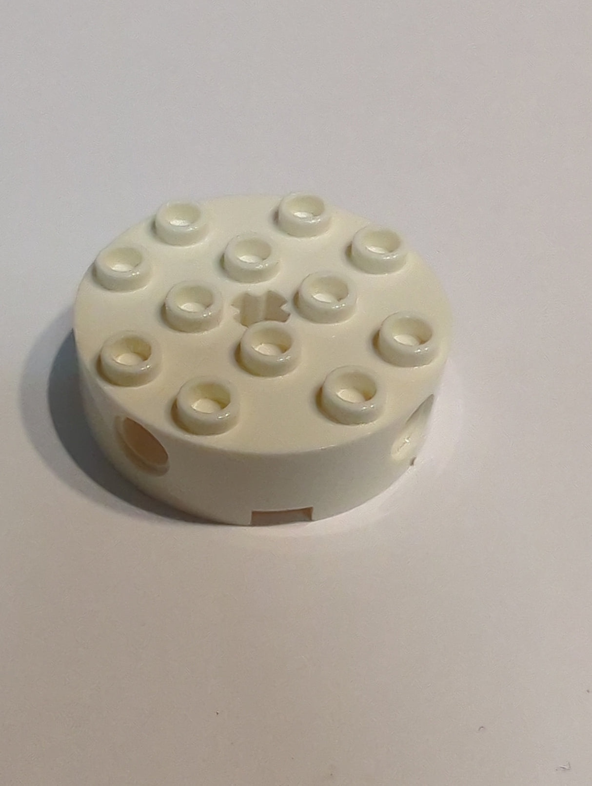 NEU Stein, rund 4 x 4 mit 4 Pinlöchern und Achsloch weiß