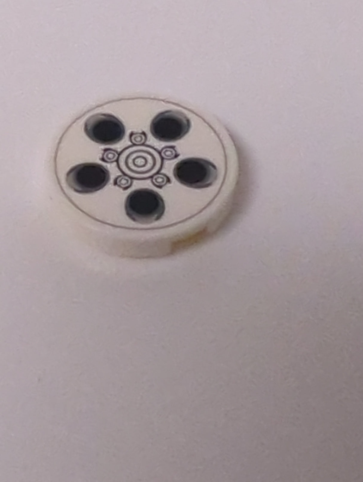 NEU Fliese, rund 2 x 2 mit unterem Noppenhalter mit Leichtmetallfelge mit schwarzen und silbernen Kreis-Muster weiß