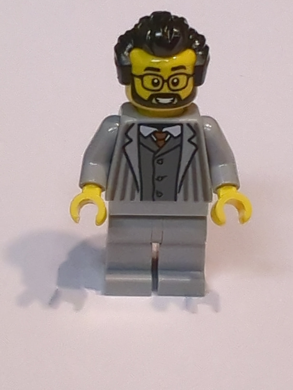 NEU Town Minifigur Tudor House Kurzwarenbesitzer - Hellbläulich-graue Jacke mit Nadelstreifen und Beinen, schwarzes Haar twn511