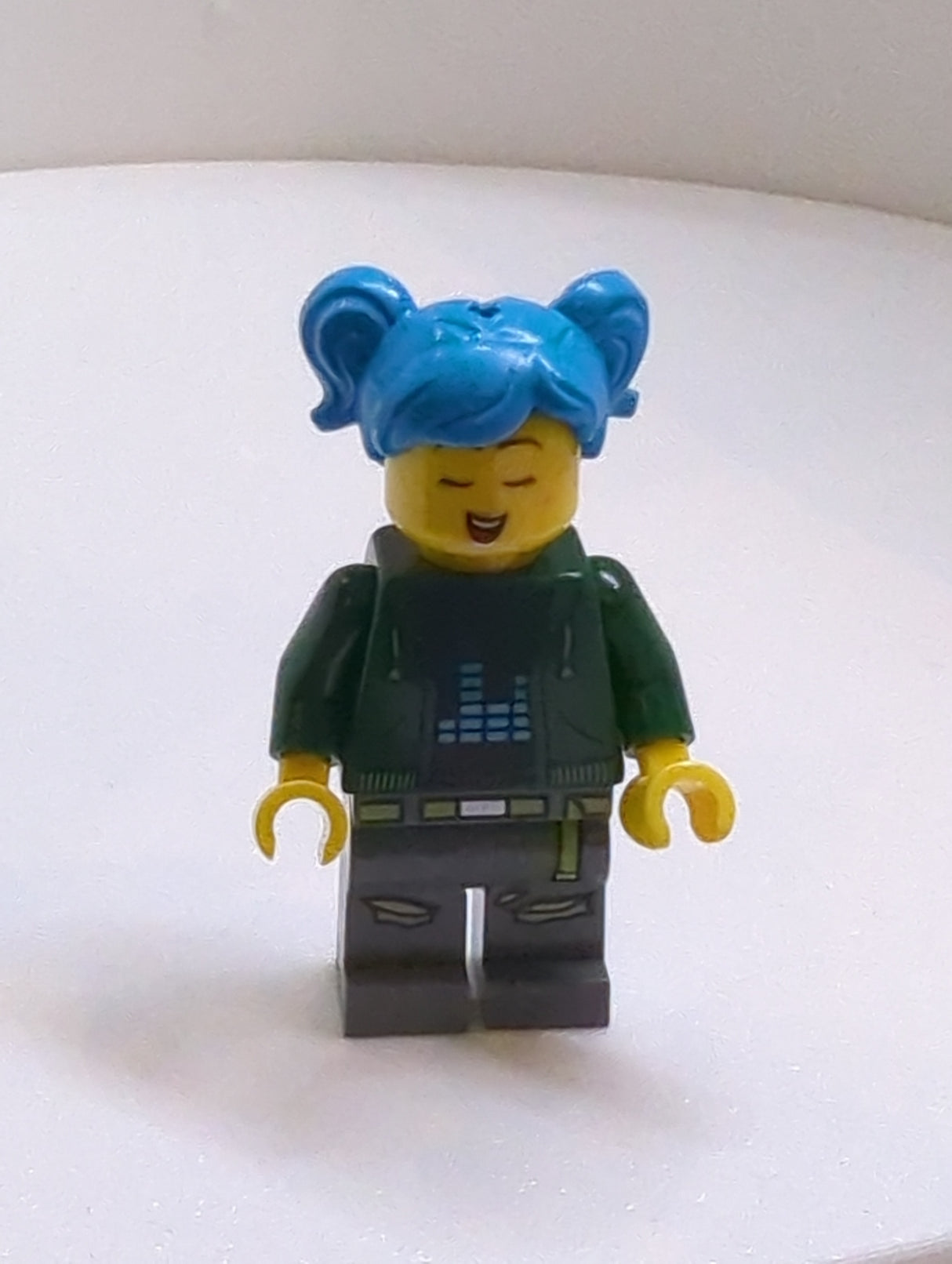 NEU Town Minifigur Poppy Starr - dunkelgrüner Hoodie, neudunkelgraue Beine twn475