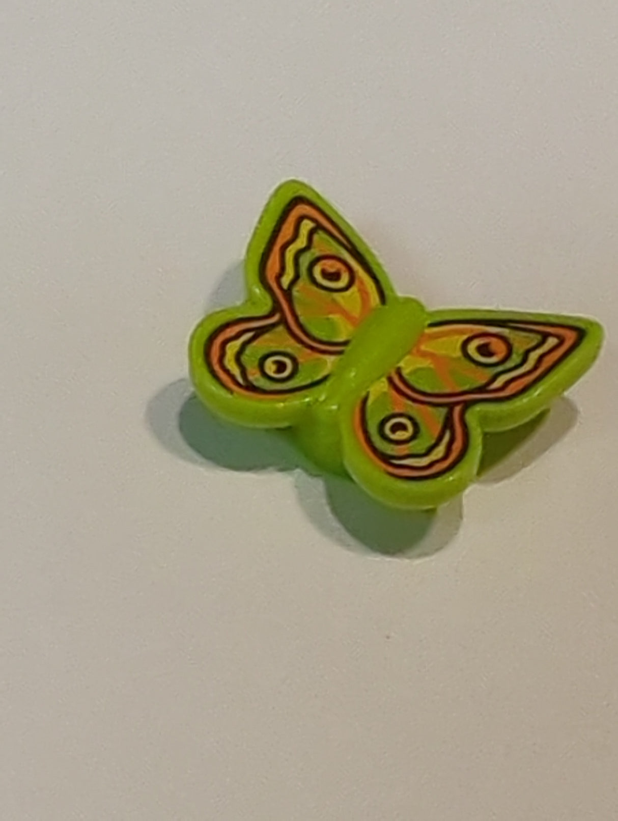 NEU Schmetterling mit Nietenhalter mit gelbem, orangefarbenem und schwarzem Flügelmuster lindgrün