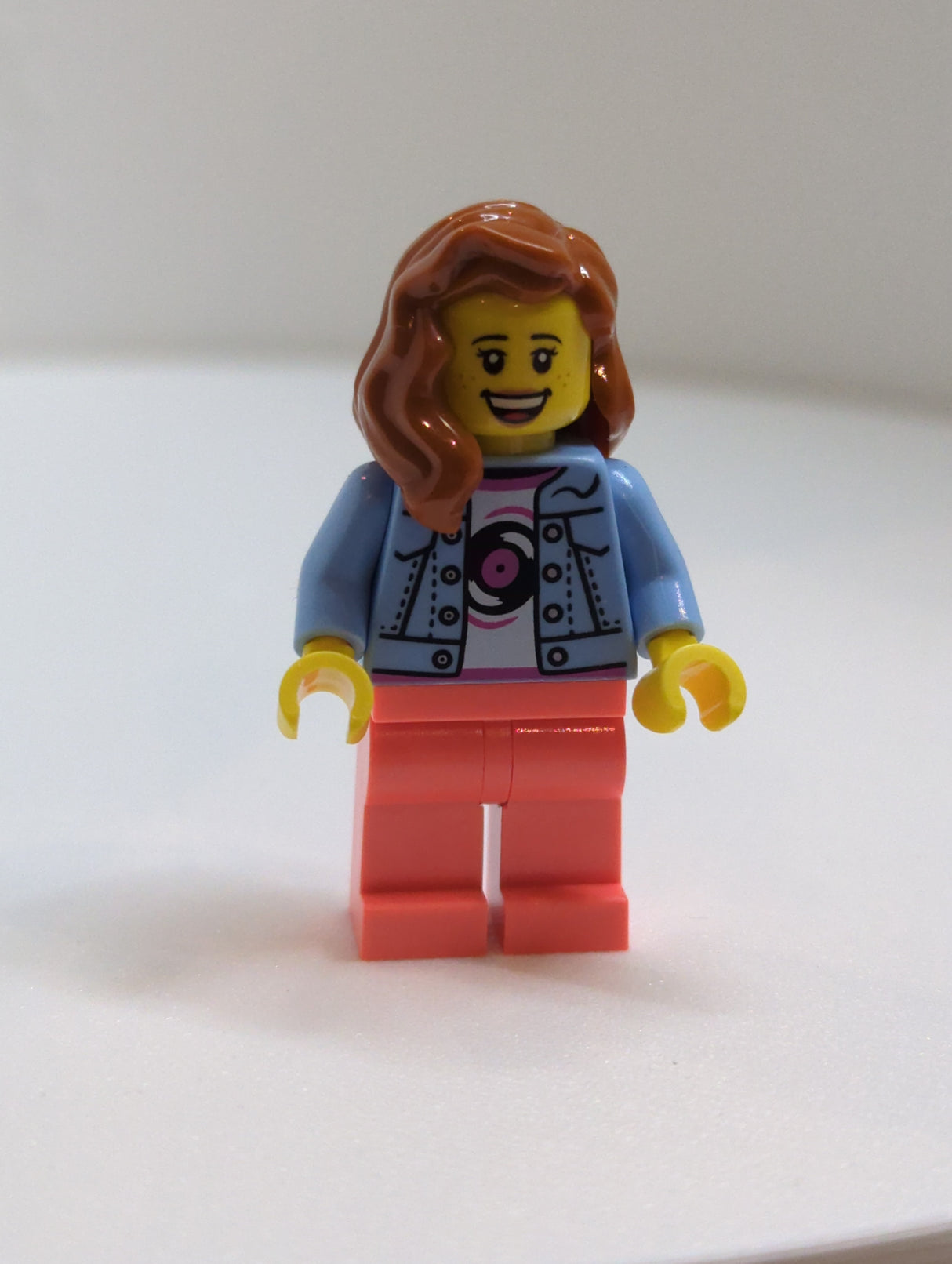 NEU Town Minifigur Musikladen Angestellte - Jeans Jacke , korall Beine, dunkelorangene Haare twn476