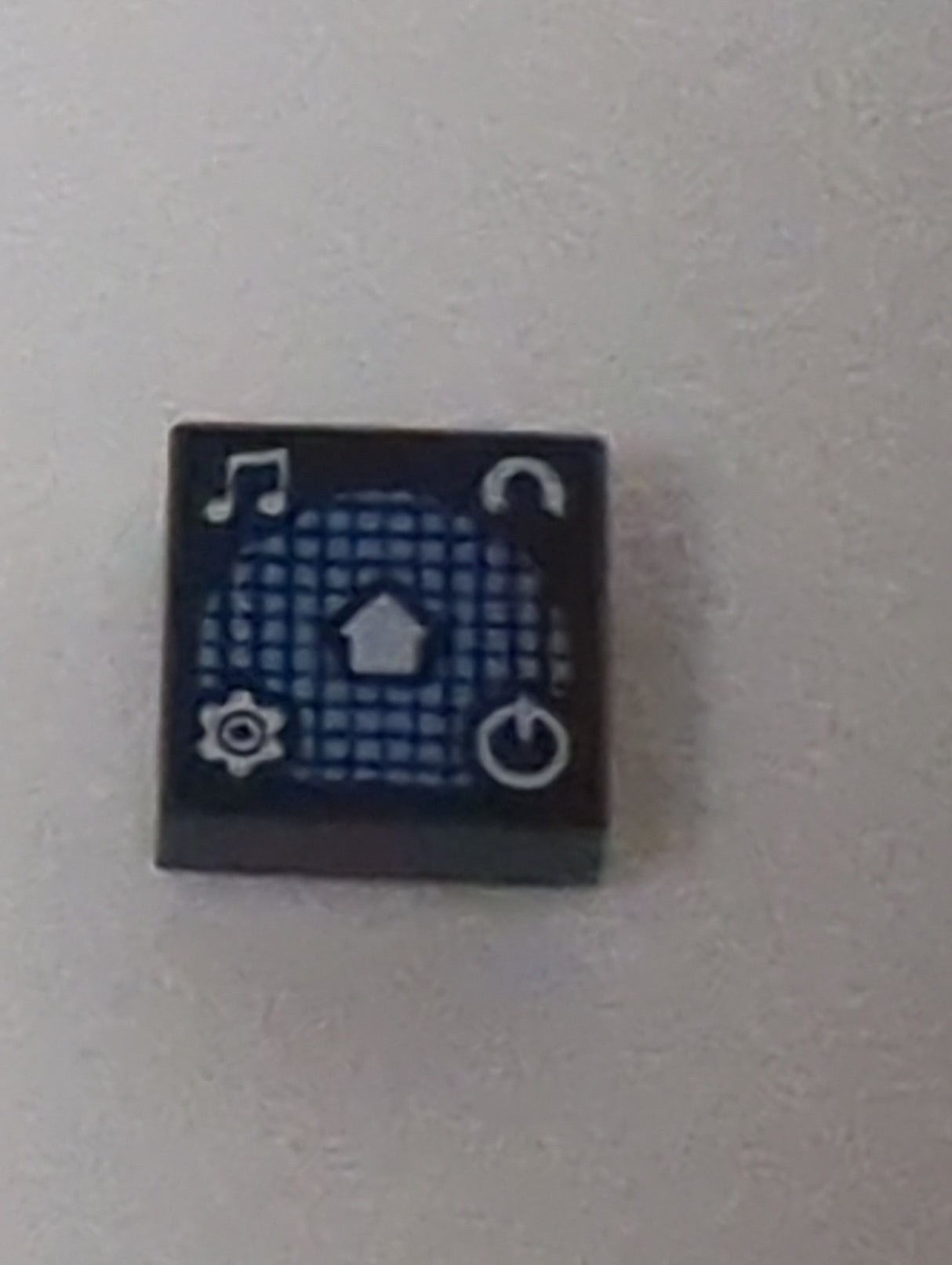 NEU Kachel 1 x 1 mit weißen Musiknoten, Minifigurenprofil, Zahnrad, Energie-Symbol und Starttaste auf mittlerem blauen Rastermuster schwarz