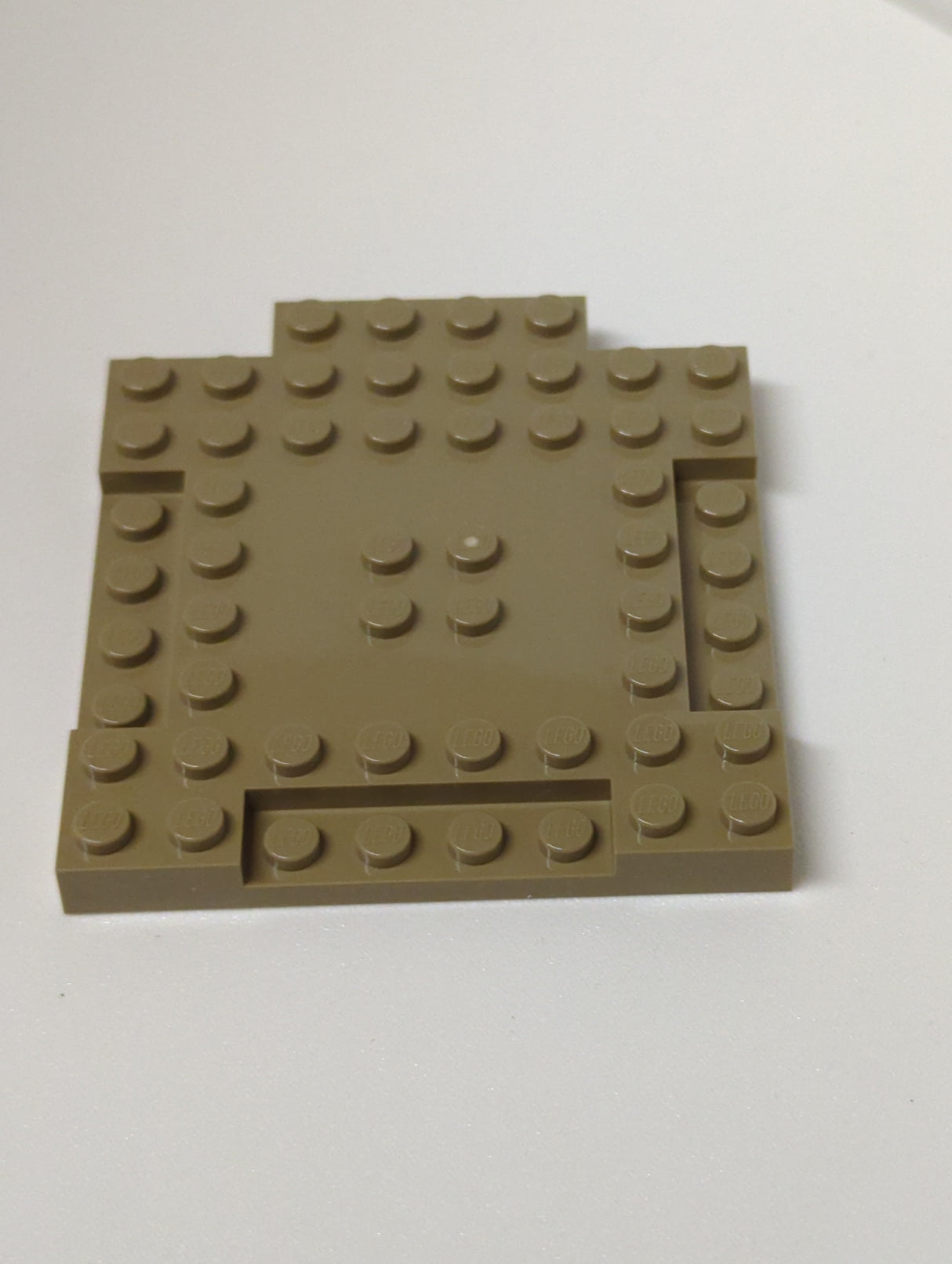 NEU Stein, modifiziert 8 x 8 x 2/3 mit 1 x 4 Einkerbung und 1 x 4 Platte dunkelbeige