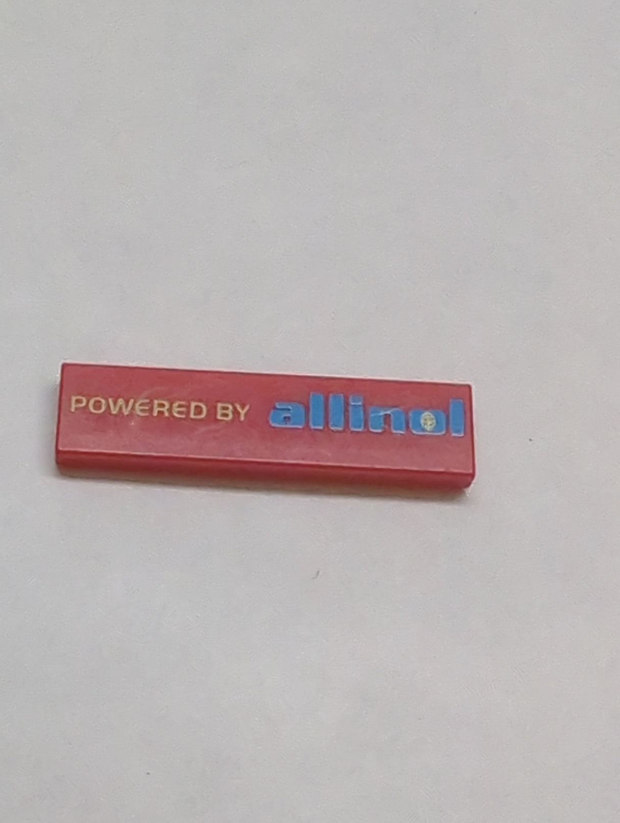 1x4 Fliese bedruckt mit 'POWERED BY allinol' Pattern rot