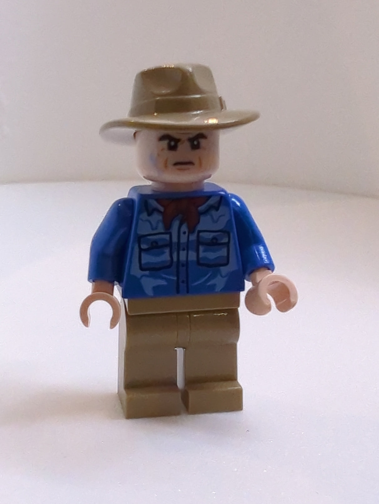NEU Jurassic World Minifigur Dr. Alan Grant - Blaues Shirt mit Wasserflecken jw096