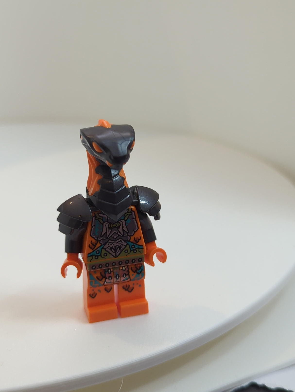 NEU Ninjago Minifigur Boa Destructor - Brustplatte, Schulterplatten. titanfarbener Kopf njo718