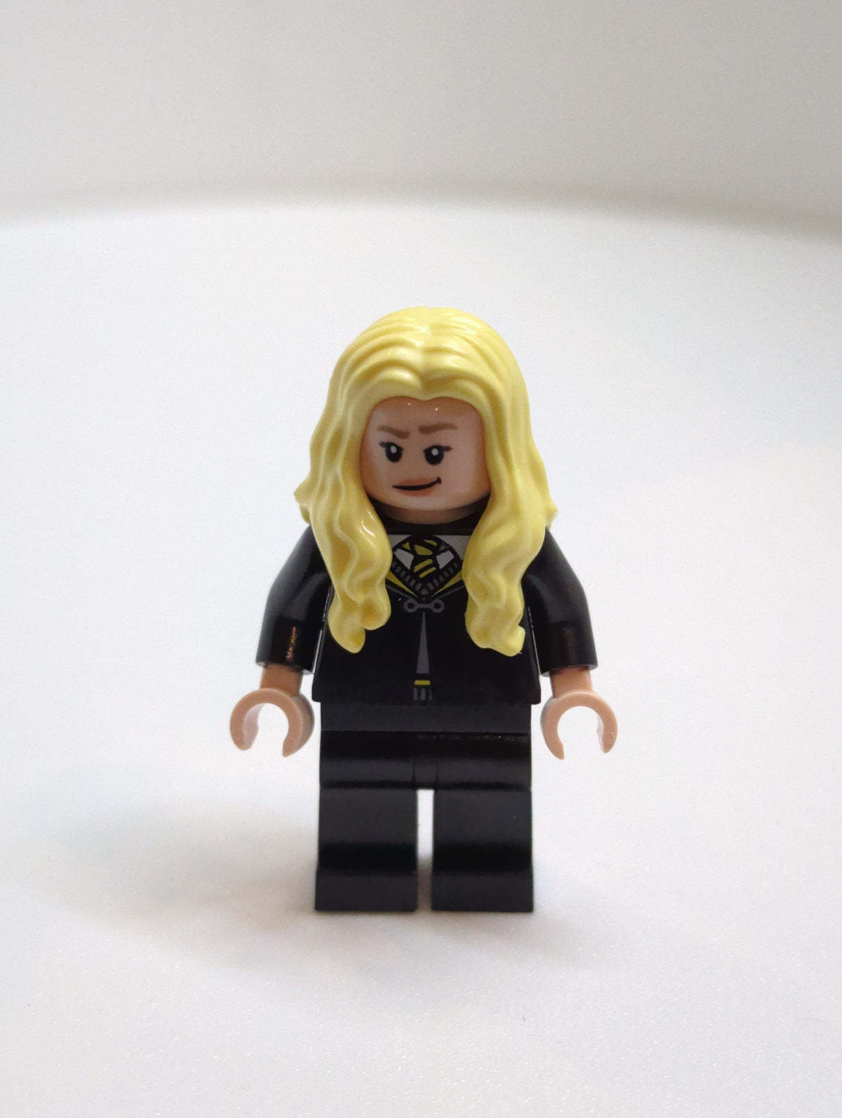 NEU Harry Potter Minifigur Hannah Abbott - schwarzer Hufflepuff Umhang schwarz Beine hp407