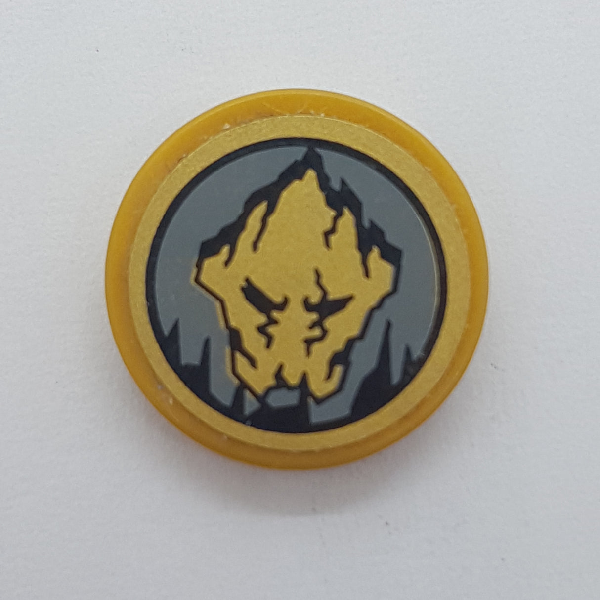 2x2 Fliese rund beklebt with Bottom Stud Holder with Ninjago Earth Emblem Pattern (Sticker) - Set 70747 pearlgold pearl gold