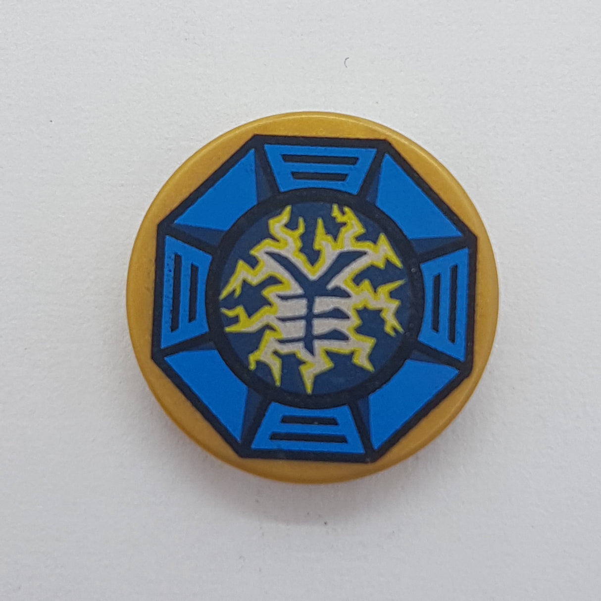 2x2 Fliese rund bedruckt with Bottom Stud Holder with Airjitzu Lightning Symbol in Blue Octagon Pattern pearlgold pearl gold