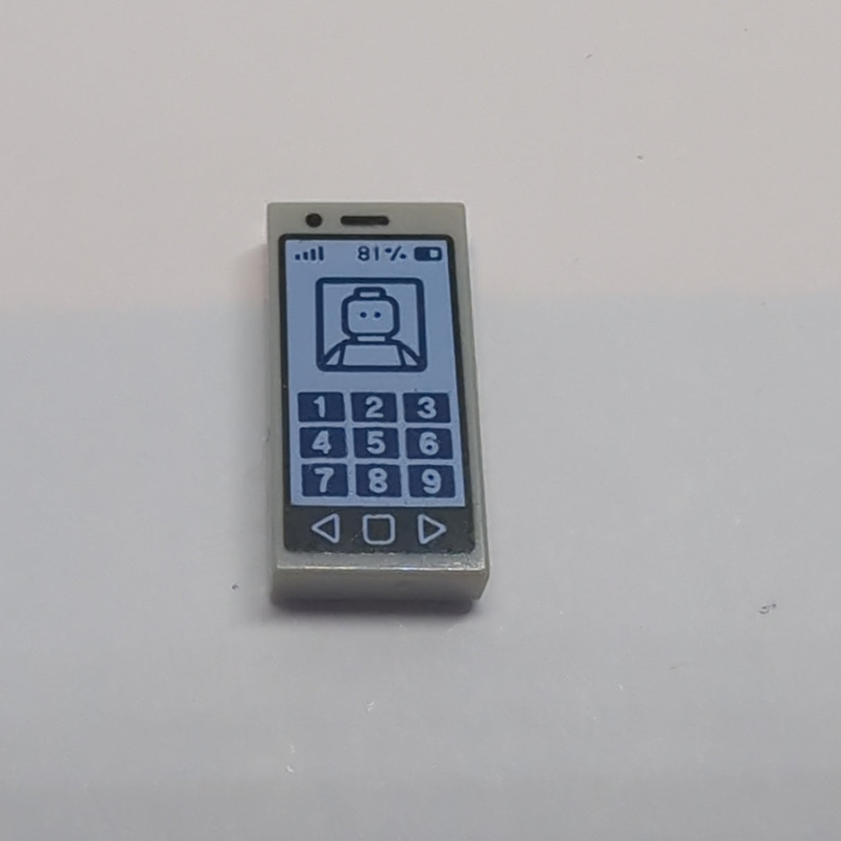 1x2 Fliese bedruckt with Cell Phone with '81%' and Minifigure on Screen neuhellgrau light bluish gray