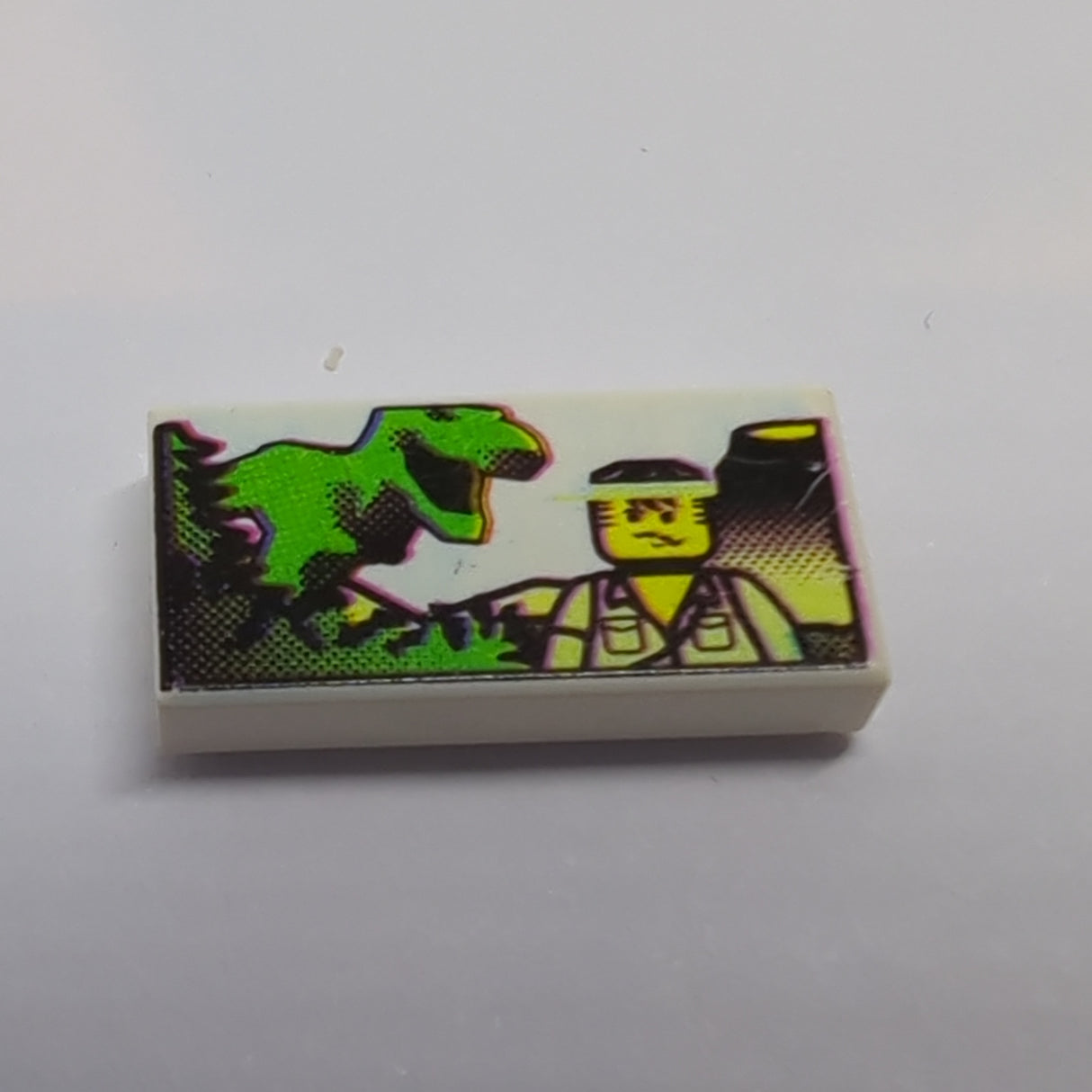 1x2 Fliese bedruckt with Minifigure and Dinosaur Pattern weiß white