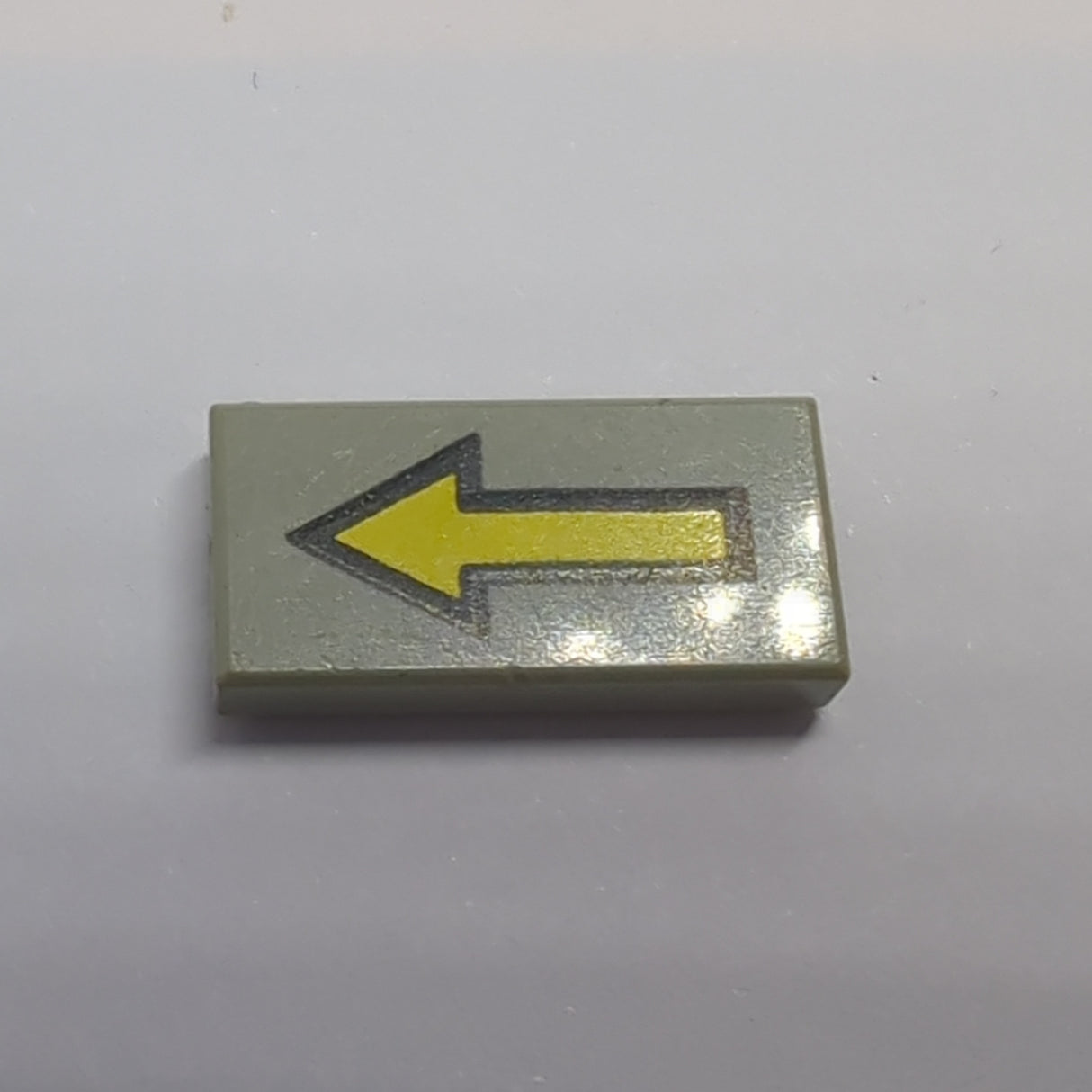 1x2 Fliese bedruckt with Arrow Long Yellow with Black Border Pattern althellgrau light gray