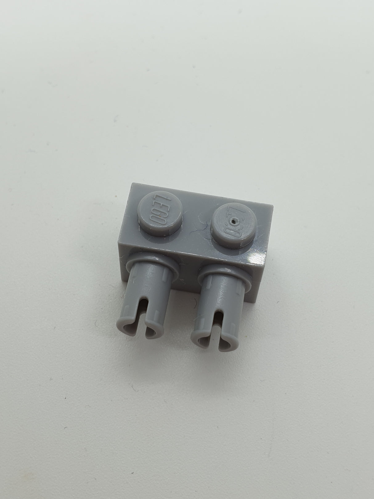 1x2 modifizierter Stein mit 2 Pins neuhellgrau