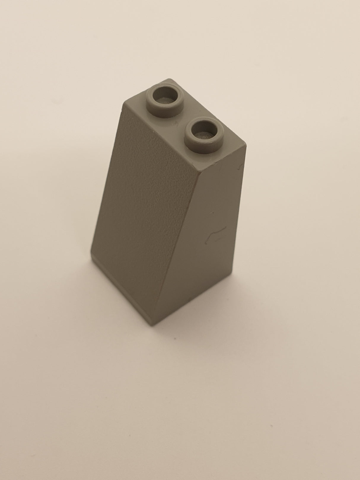 2x2x3 Dachstein 73° mit geschlossenen Noppen neuhellgrau