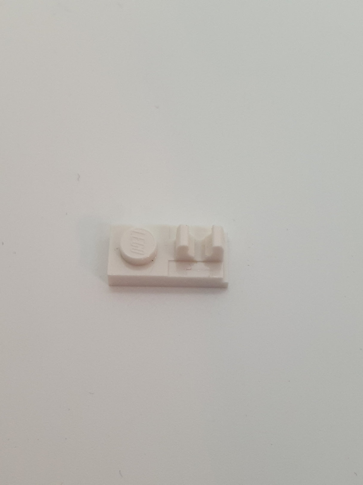 1x2 modifizierte Platte mit Clip oben, mit Schlitz weiß white