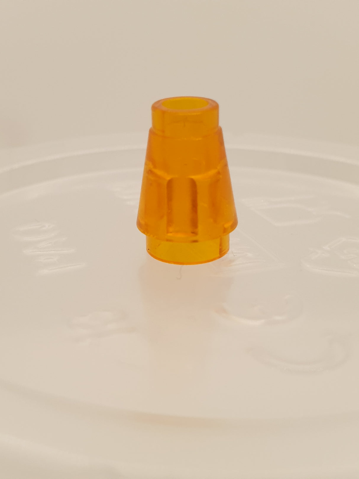 1x1 Kegel mit Rand/Nut transparent orange