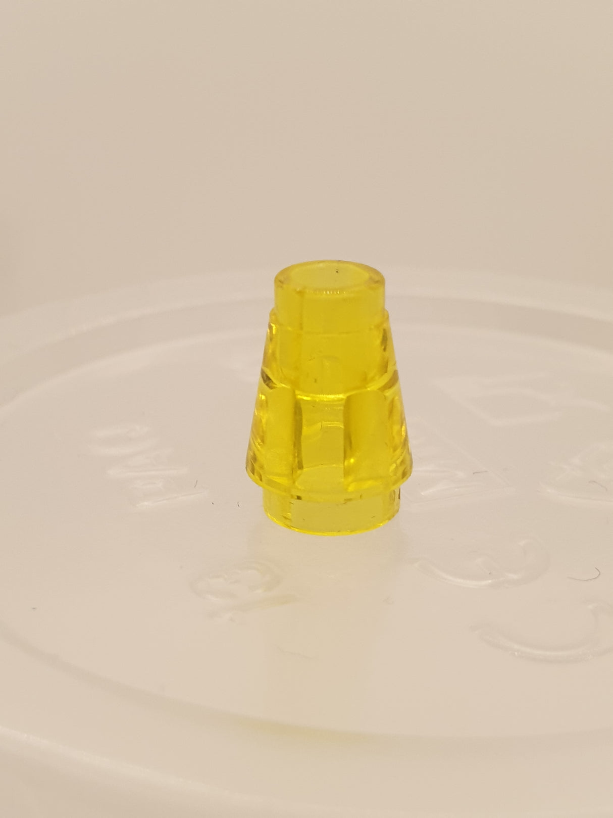 1x1 Kegel mit Rand/Nut transparent gelb