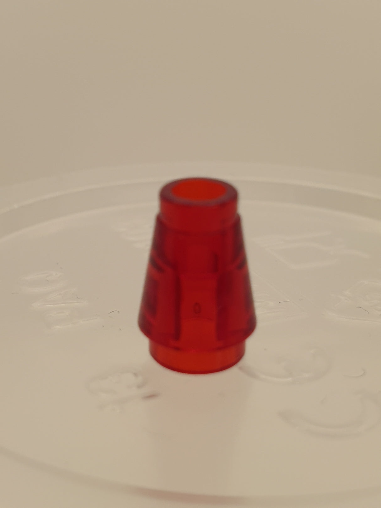 1x1 Kegel mit Rand/Nut transparent rot