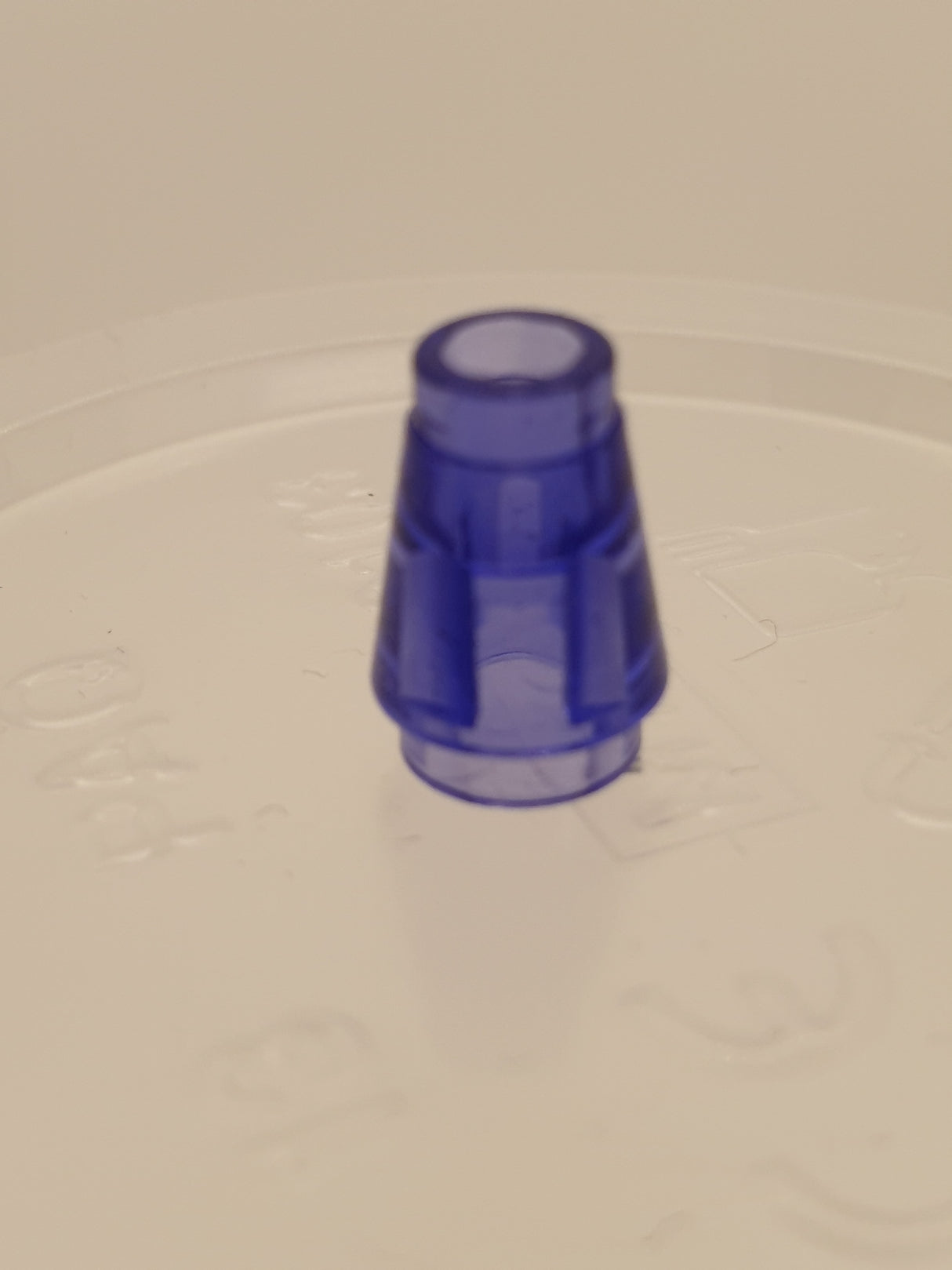 1x1 Kegel mit Rand/Nut transparent lila
