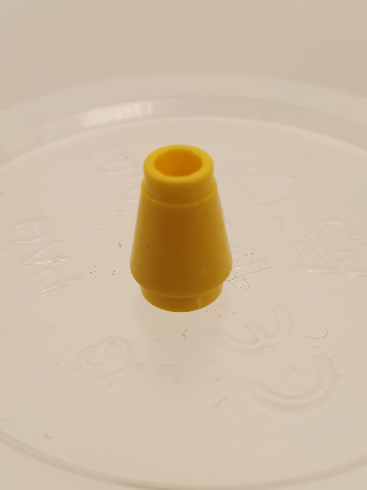 1x1 Kegel mit Rand/Nut gelb
