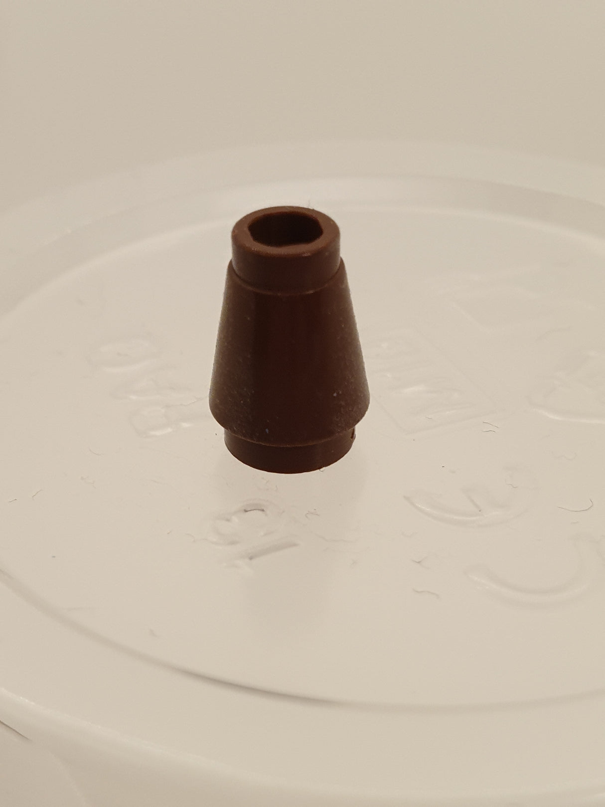 1x1 Kegel mit Rand/Nut neubraun reddish brown
