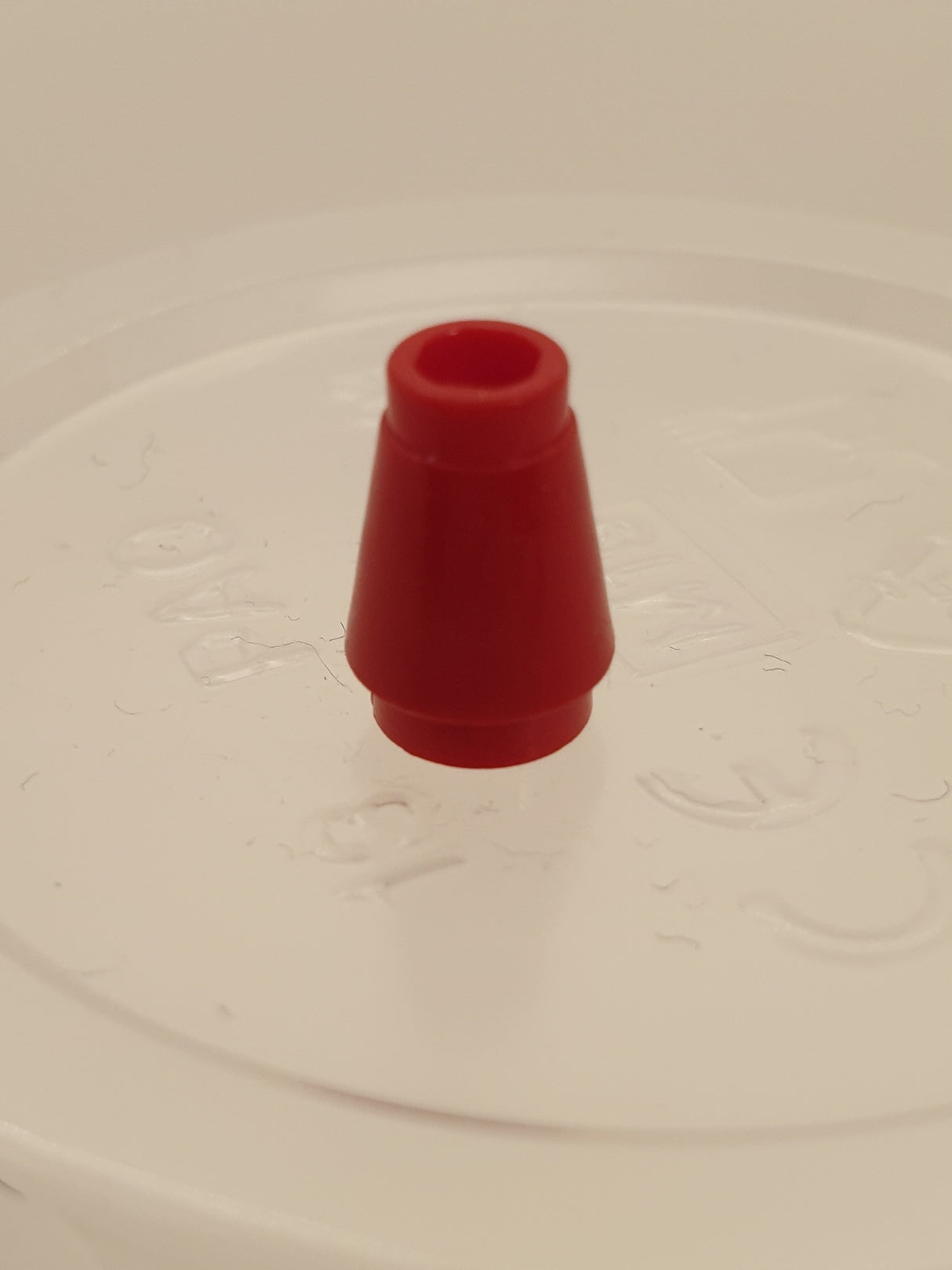 1x1 Kegel mit Rand/Nut rot