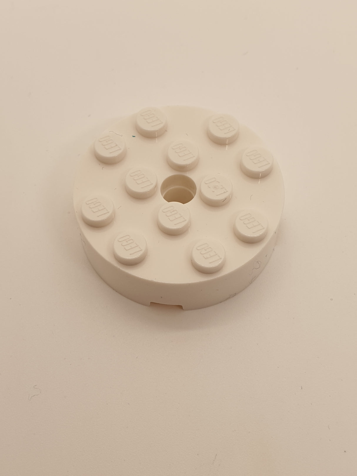 4x4x1 Rundstein mit Loch weiß white