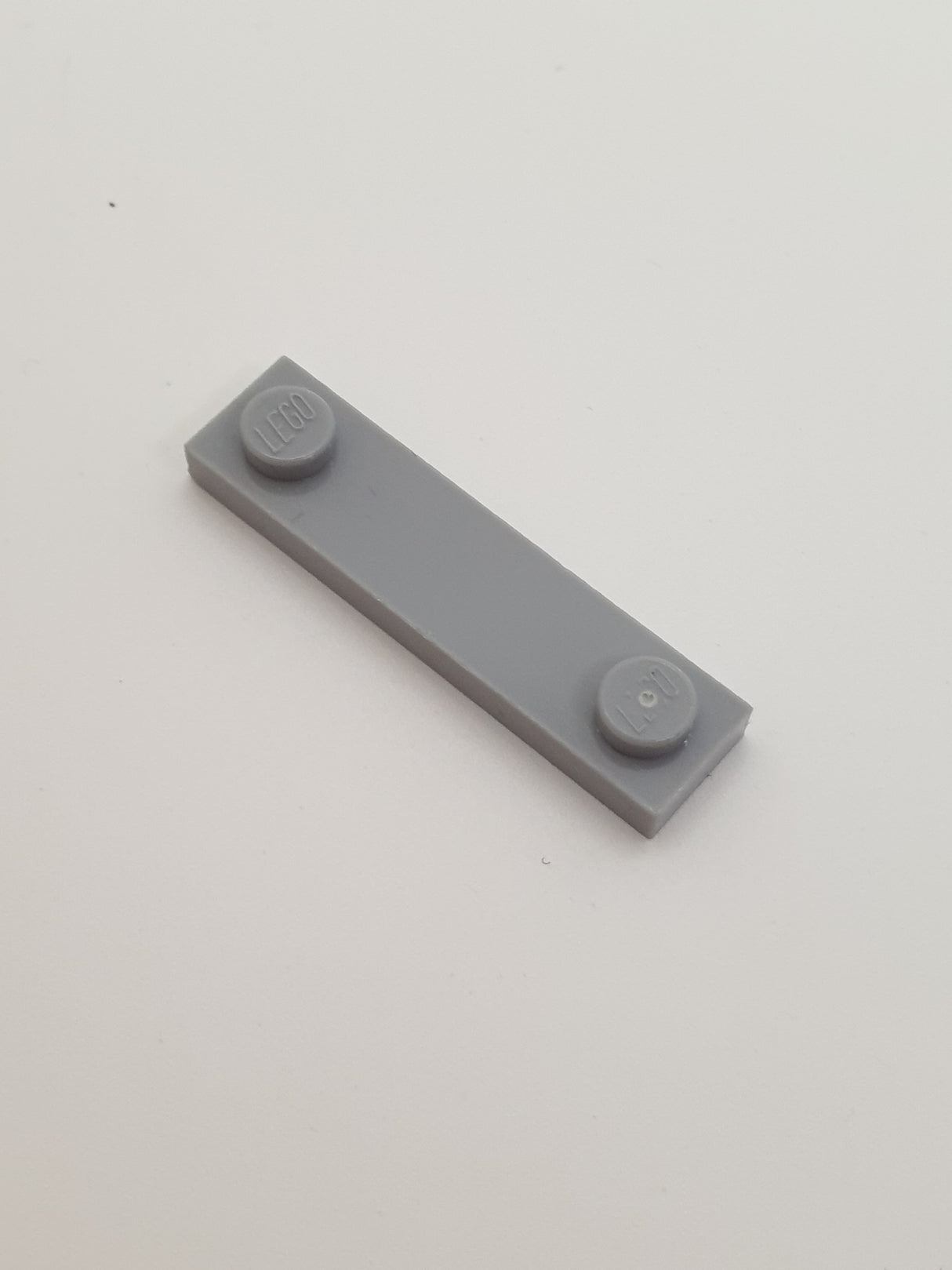 1x4 modifizierte Fliese mit 2 Noppen außen neuhellgrau