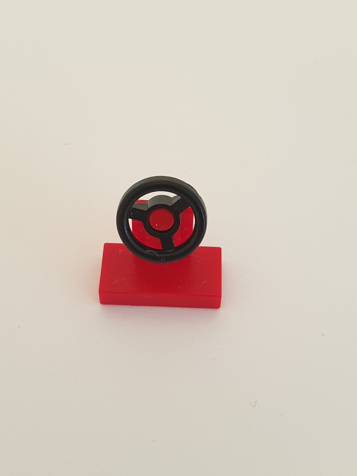 1x2 Lenkradständer mit schwarzem Lenkrad rot