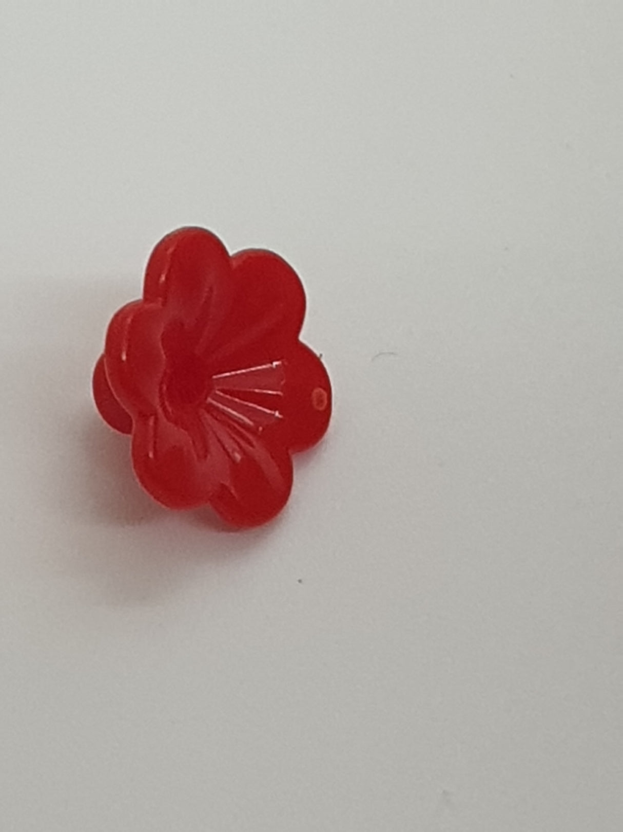 Friends Blüte mit 6 abgerundeten Blütenblättern und Pin rot